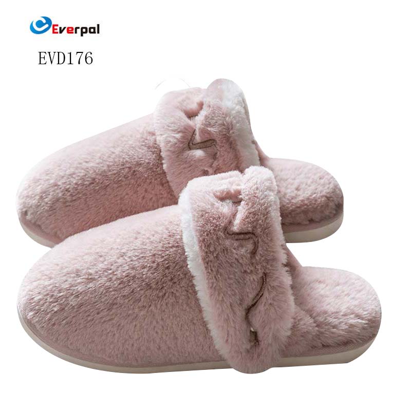 Que material é bom para chinelos de pelúcia para dentro?